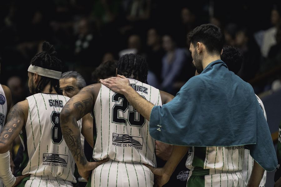 Temps mort, concentration collective — Palais des Sports, Nanterre