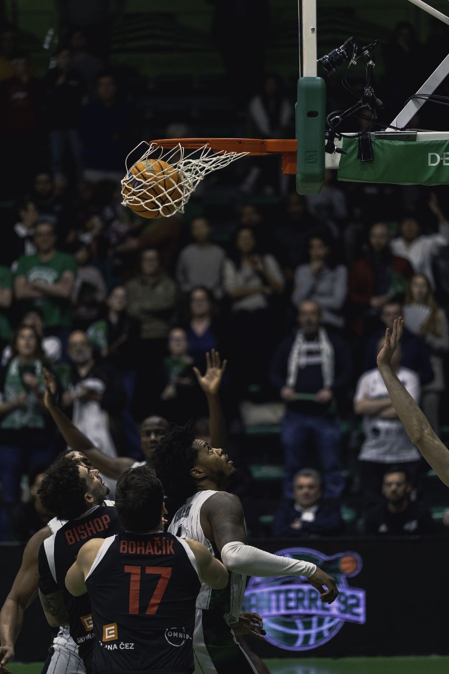 Panier inscrit, salle en fusion — Palais des Sports, Nanterre