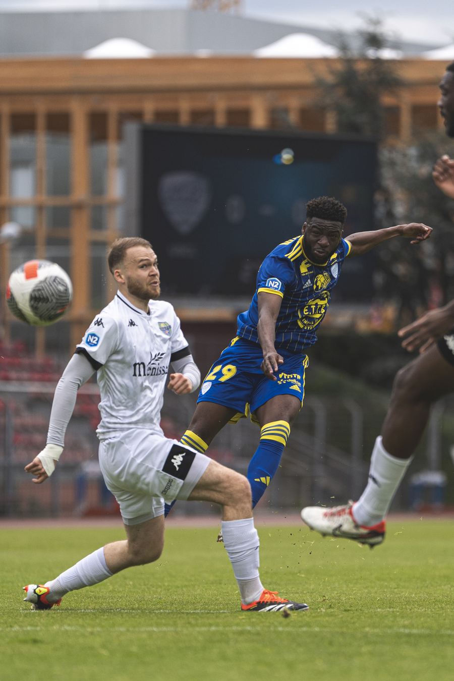 Tir entre les défenseurs — US Créteil-Lusitanos — Stade Dominique Duvauchelle