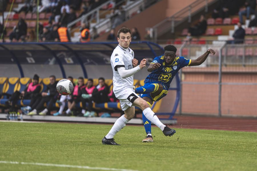 Frappe en demi-volée — US Créteil-Lusitanos — Stade Dominique Duvauchelle