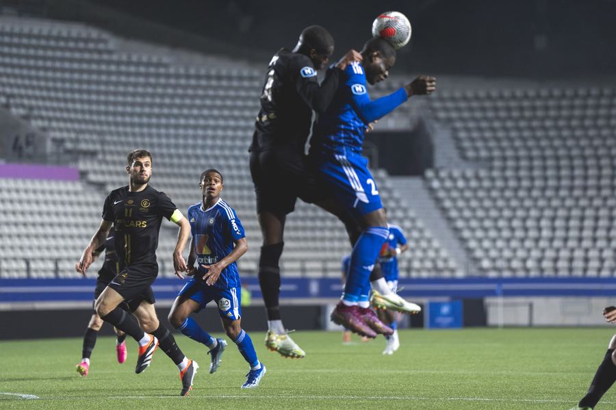 Envol pour le ballon — US Créteil-Lusitanos — Stade Dominique Duvauchelle