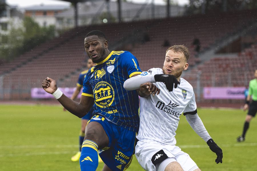 Duel au coude à coude — US Créteil-Lusitanos — Stade Dominique Duvauchelle