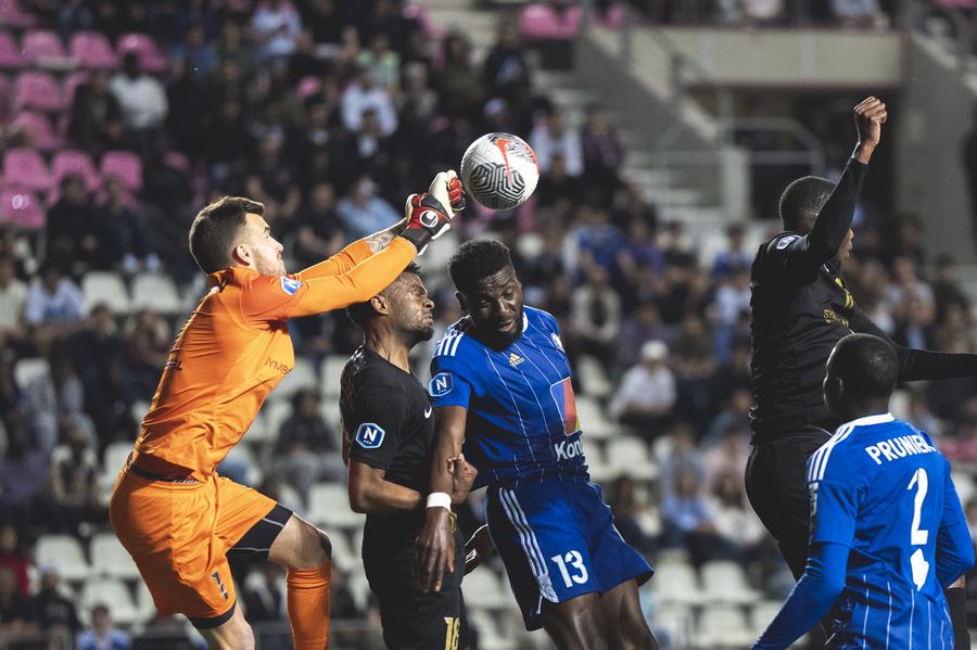 Sortie aérienne du gardien — FC Versailles — Stade Jean Bouin