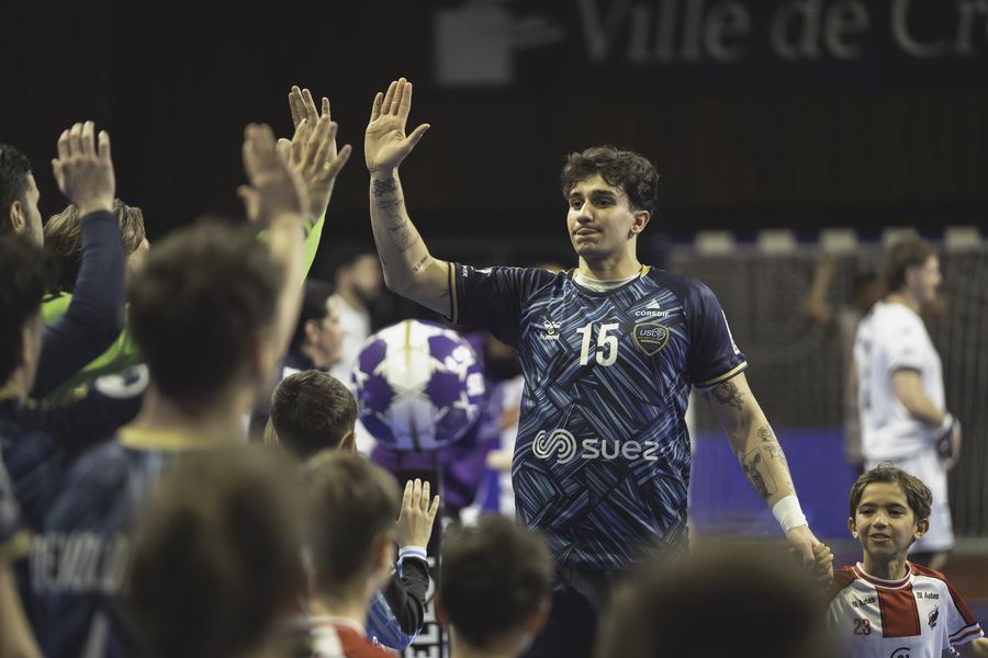 Un but, les bras qui se lèvent — Palais des Sports R. Oubron, Créteil