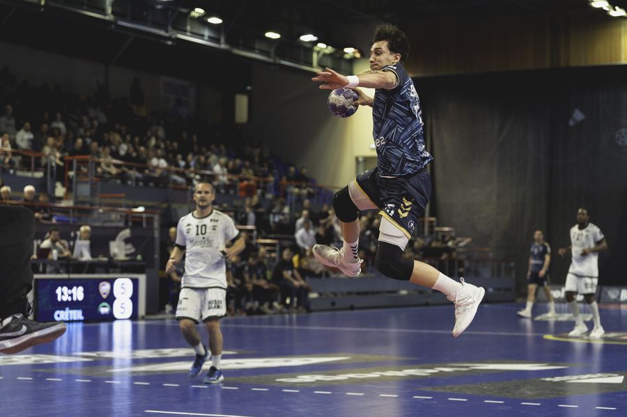 Suspension avant la frappe — Palais des Sports R. Oubron, Créteil