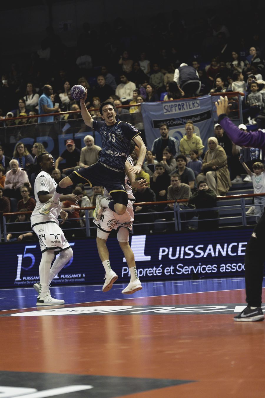 Frappe en suspension — Palais des Sports R. Oubron, Créteil