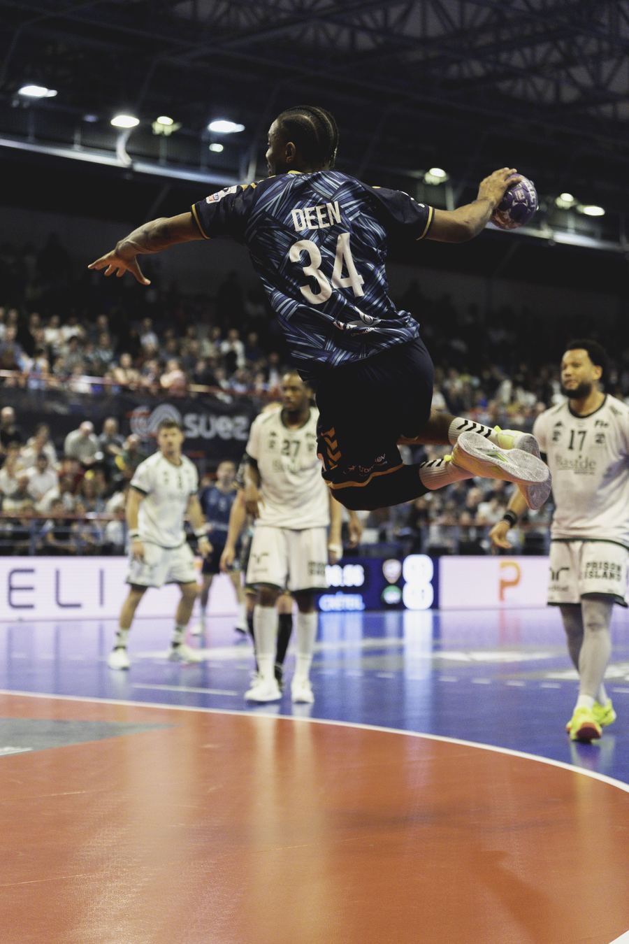 Envol vers le but — Palais des Sports R. Oubron, Créteil
