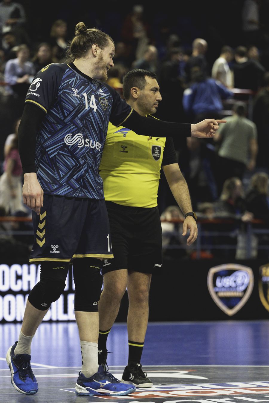 Discussion avec l'arbitre — Palais des Sports R. Oubron, Créteil